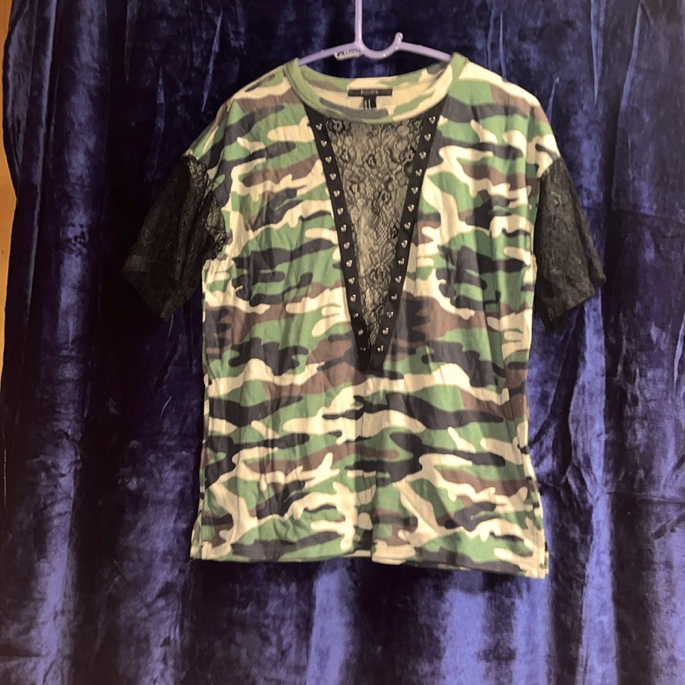 Women’s Forever 21 camo t shirt